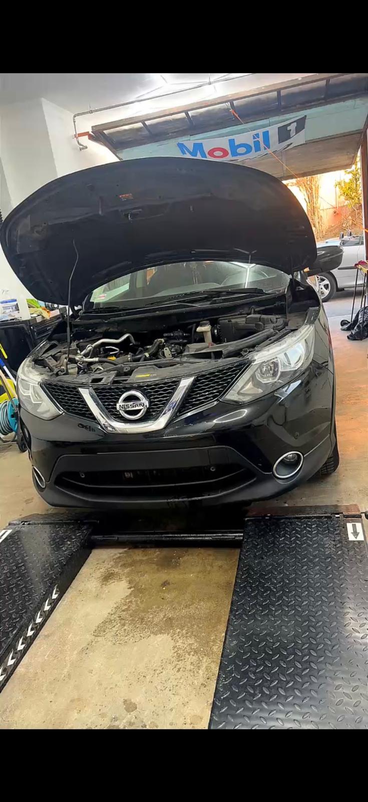 Nissan Qashqai noir sur pont élévateur