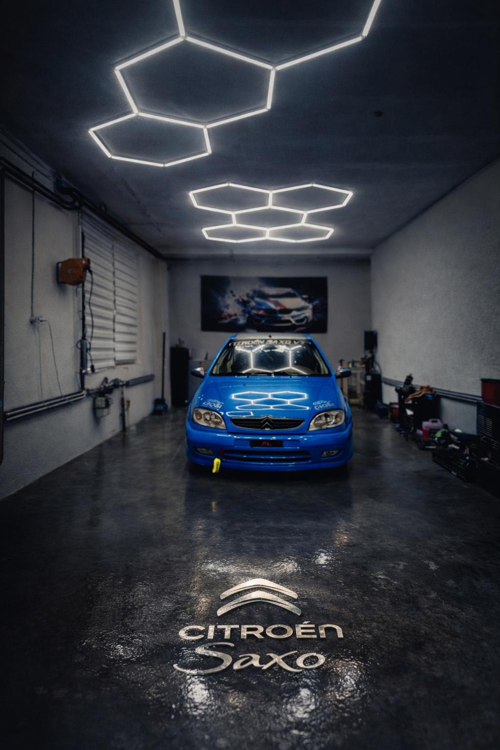Citroën Saxo VTS bleue dans l'atelier GIOBI