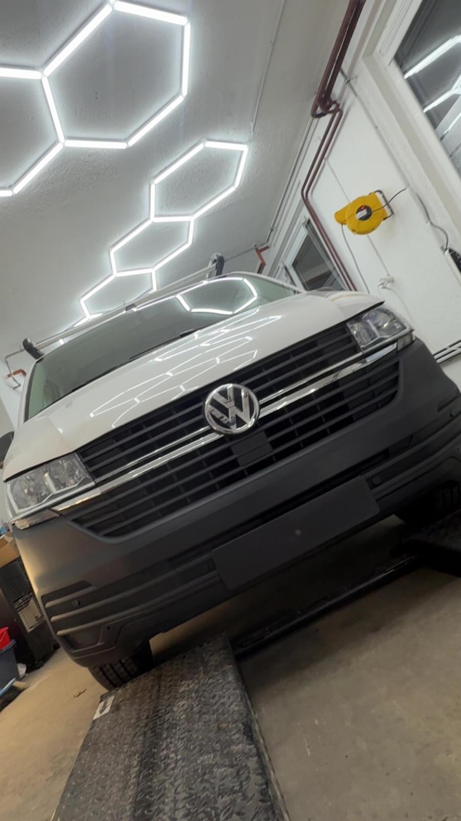 Volkswagen Transporter blanc dans l'atelier